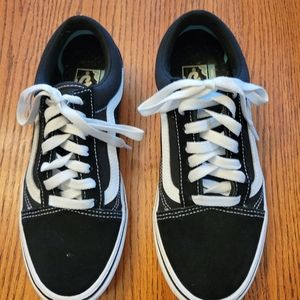 Womens size 7.5 Van's Comfy Cush shoes